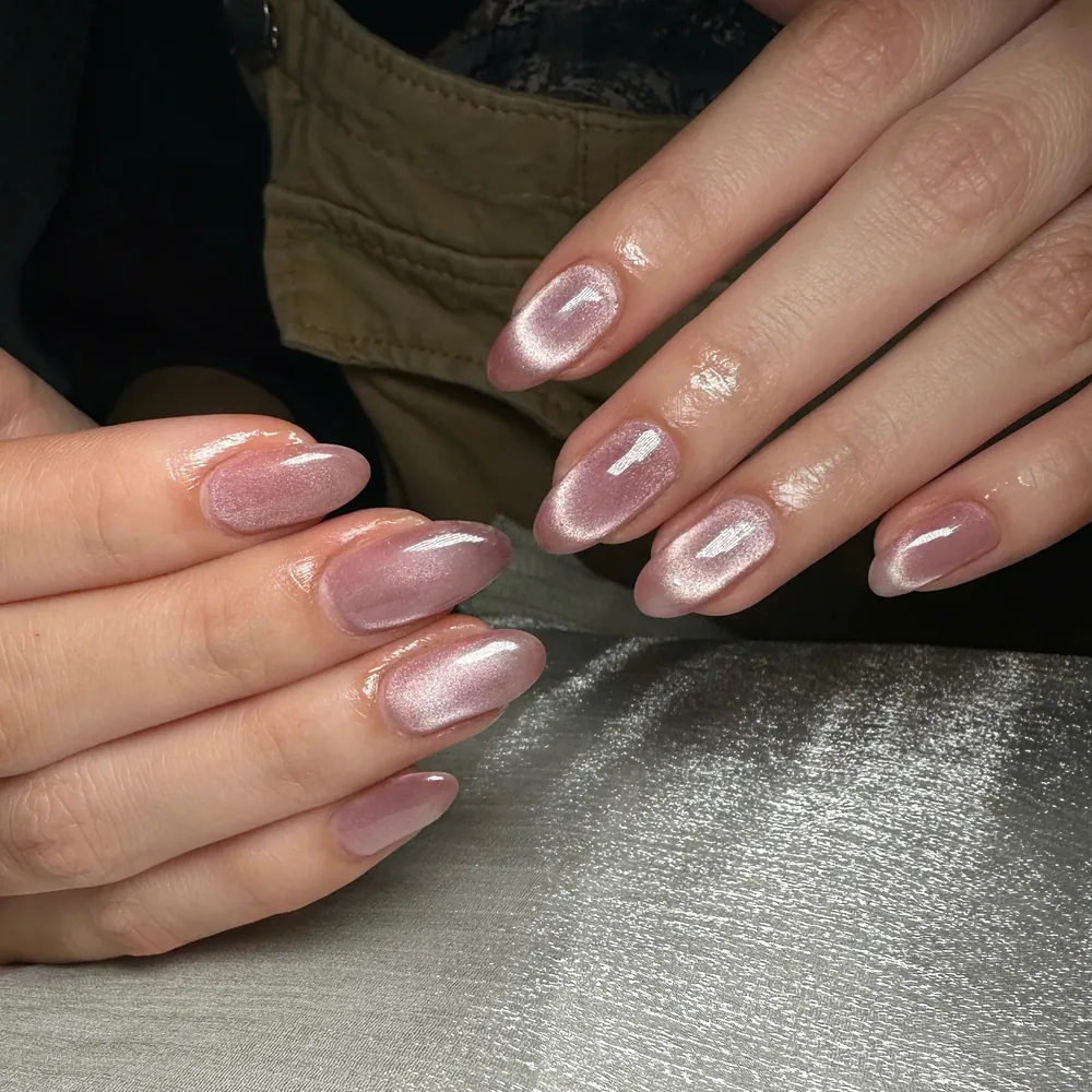 Nail mắt mèo hồng đậm làm tại Huệ